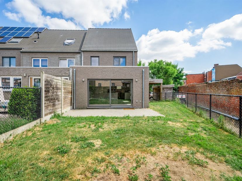 Maison à faible consommation d'énergie avec jardin, idéalement située<br />
Cette maison date de 2014, répond aux normes énergétiques actuelles et est