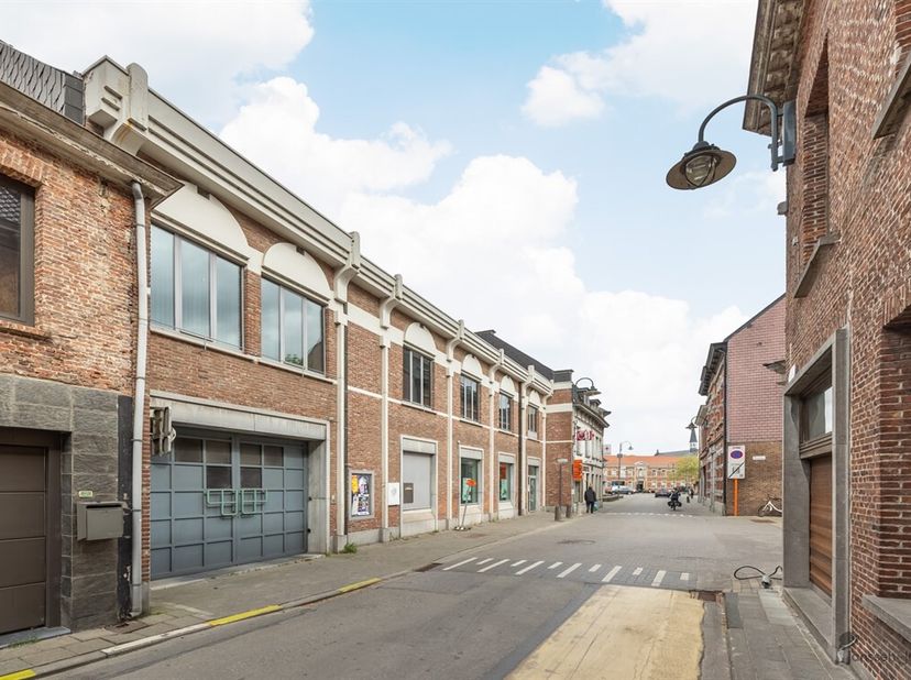 Au coeur de Hamme, un immeuble commercial représentatif de pas moins de 637 m² est à vendre, embrassant toutes les facettes de l'entreprenariat modern