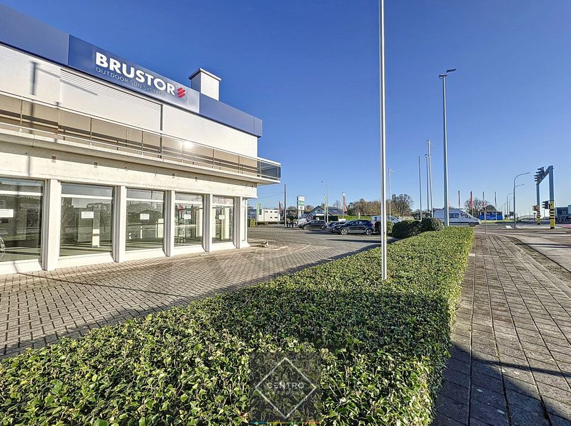 Benaderende OPPERVLAKTEN<br />
Kantoor/winkelruimte: 400m²<br />
Kelder: 100m²<br />
Ruime gemeenschappelijke parking.&amp;nbsp;<br />
<br />
INDELING:<br