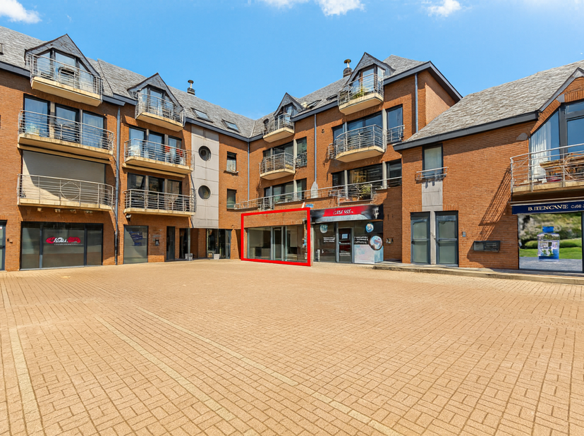 Situé sur le coin dune charmante place piétonne, à deux pas de la gare et au pied dun immeuble résidentiel, ce rez-de-chaussée commercial de 115 m² bé