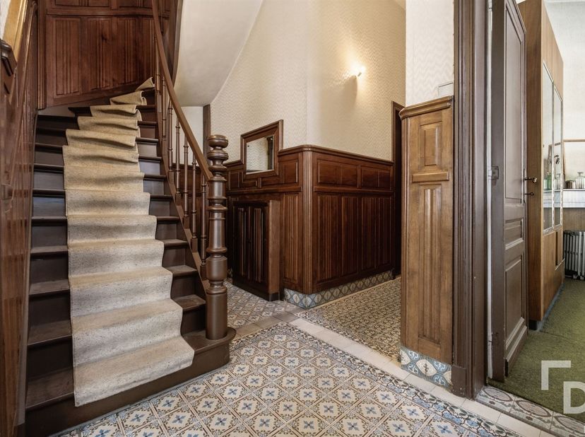 In het hart van Ieper, op slechts 150 meter van de Menenpoort, vinden we deze authentieke herenwoning.<br />
Deze woning heeft een rijke geschiedenis