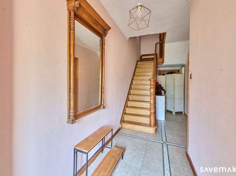 Op de benedenverdieping hebben we een woonkamer met originele layout en houten vloer, en die houten vloeren en accenten vinden we terug over heel de w