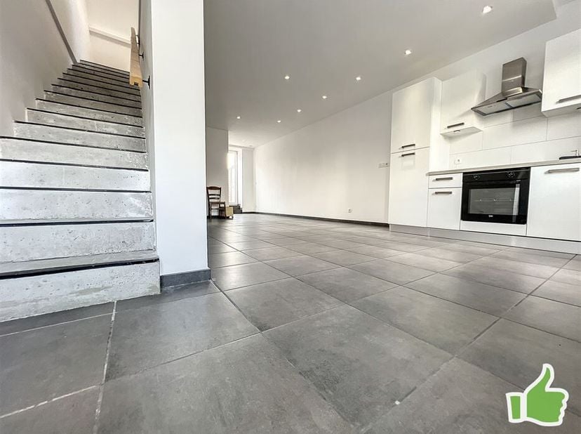 Joli duplex situé à Mouscron avec grand parking gratuit à l'avant. <br />
Lumineux living avec cuisine meublée et semi-équipée, terrasse sans vis-à-vi