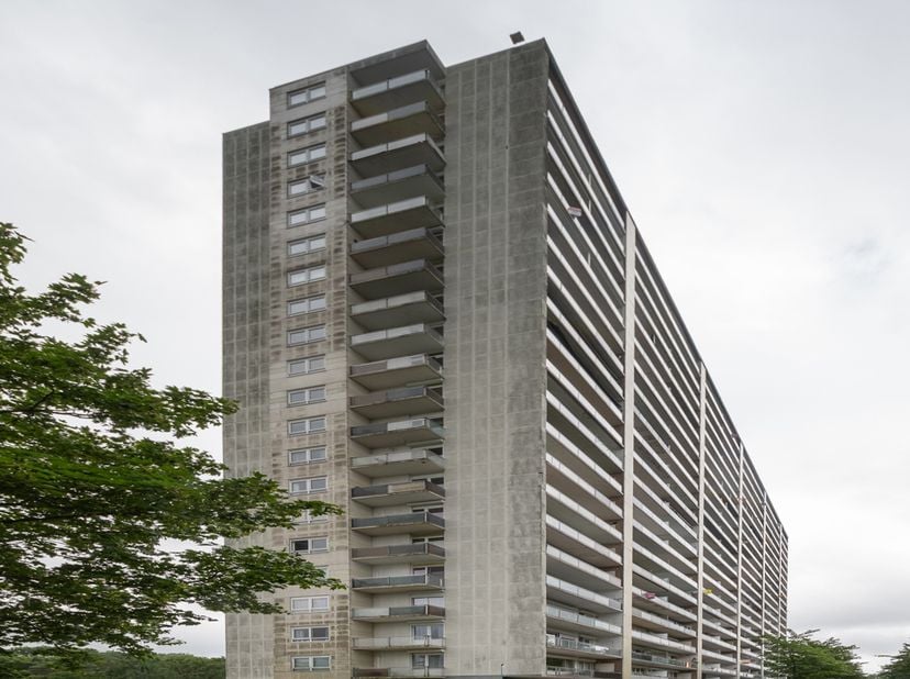 Dit appartement van 92 m² (volgens EPC), gelegen op de 20ste en hoogste verdieping geniet u hier elke dag van een adembenemend uitzicht over Genk.<br