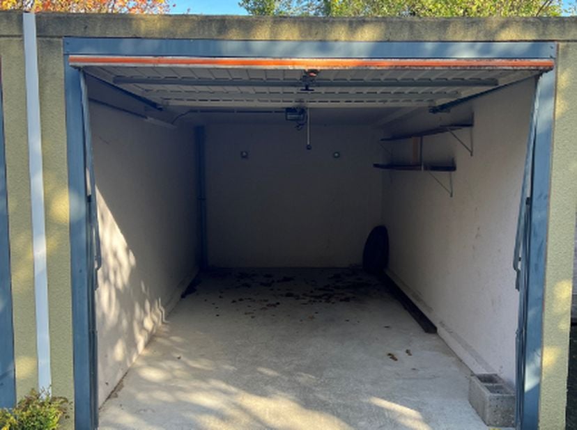 Afgesloten garage te huur in het centrum van Merelbeke. De garagebox bevindt zich achteraan een kleinschalige residentie en is voorzien van elektricit