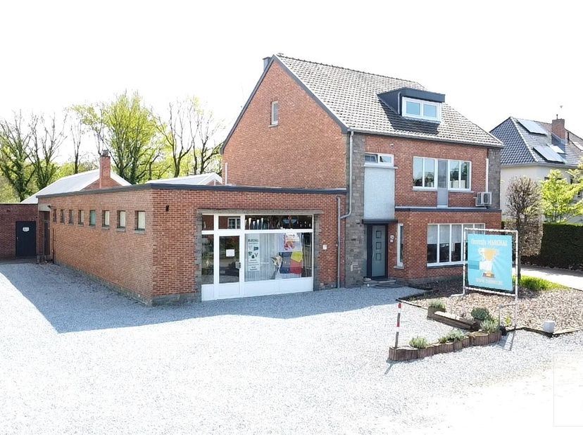 Op een strategische en vlot bereikbare ligging in Hasselt, vlak bij belangrijke verbindingswegen en diverse faciliteiten, bevindt zich deze uitzonderl