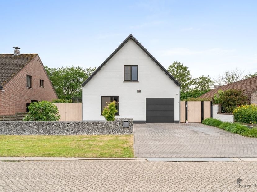 In een gegeerde wijk op wandelafstand van het centrum van Brecht bevindt zich deze vernieuwde woning met stijlvolle en lichtrijke uitbouw.<br />
De w