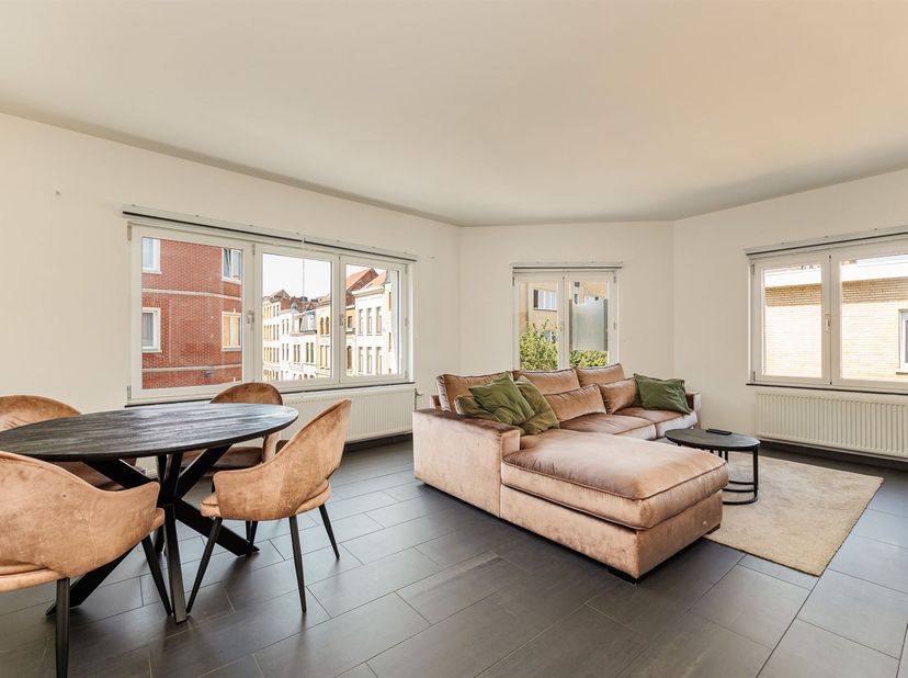 Het appartement is gelegen in een levendige en centraal gelegen buurt, op korte afstand van het bruisende stadscentrum van Antwerpen. In de directe om