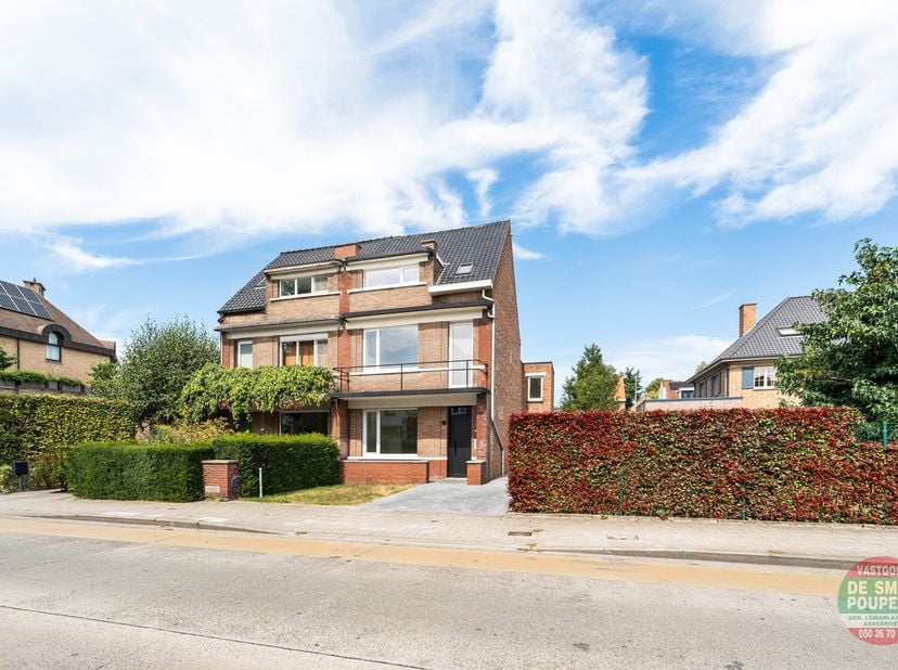 Deze volledig gerenoveerde halfopen woning is gelegen op een centrale locatie te Assebroek, op wandelafstand van winkels, scholen, openbaar vervoer en