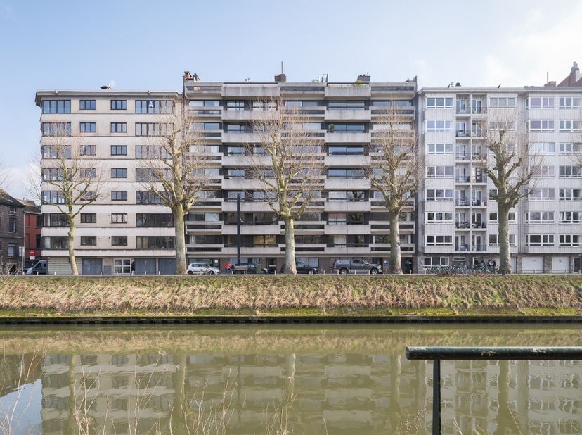Coupure Rechts. Kwalitatief gerenoveerd 2 slpk-appartment met terras op een boogscheut van het stadscentrum.<br />
<br />
Voor meer informatie, mail n