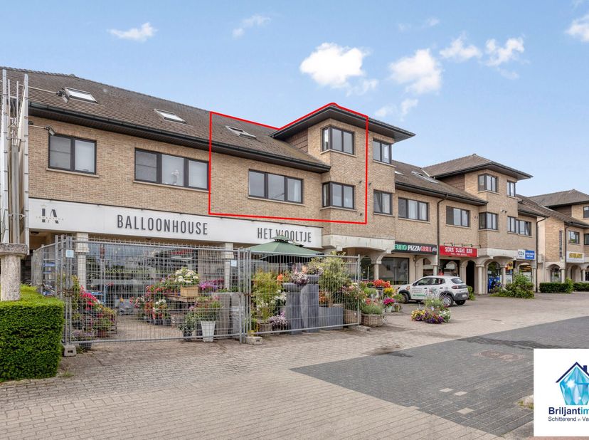 In Kampenhout, boven een charmante bloemenwinkel, bevindt zich dit lichtrijke duplex appartement dat vanaf akte beschikbaar is. Het appartement strekt