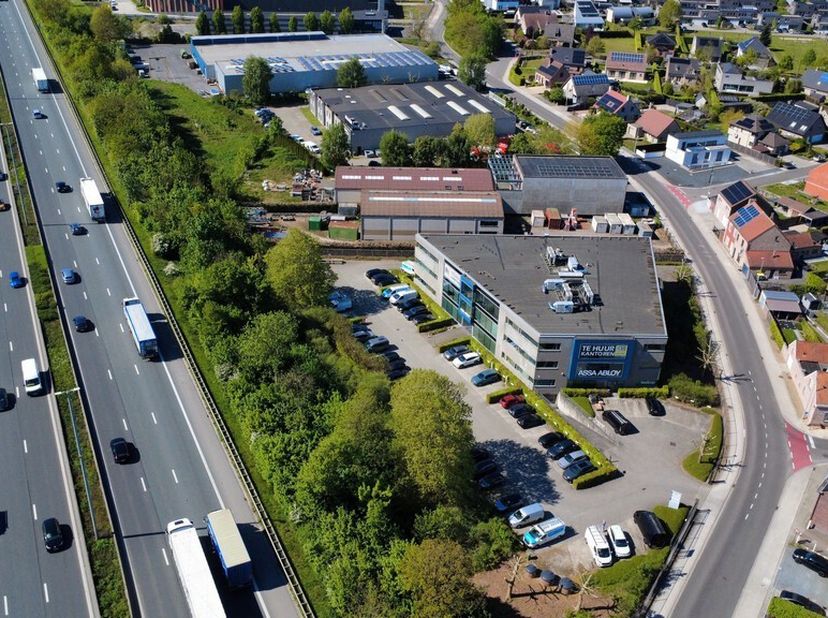 1220m² de bureaux prêts à l'emploi au 2ème étage - divisibles à partir de 400m²<br />
Emplacement : à proximité de la sortie E40 (Bruxelles - Ostende)