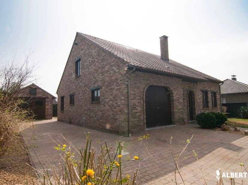 Op zoek naar een ruime instapklare ééngezinswoning met tuin op een rustige locatie? Deze woning met bewoonbare opp. van 266m² (bron EPC) is gelegen in