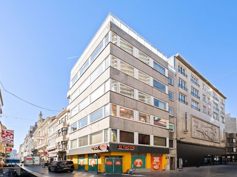 À vendre : appartement de coin au cur dOstende, à seulement 100 mètres de la digue. Cet appartement (construction 1972) se situe rue Langestraat, en p