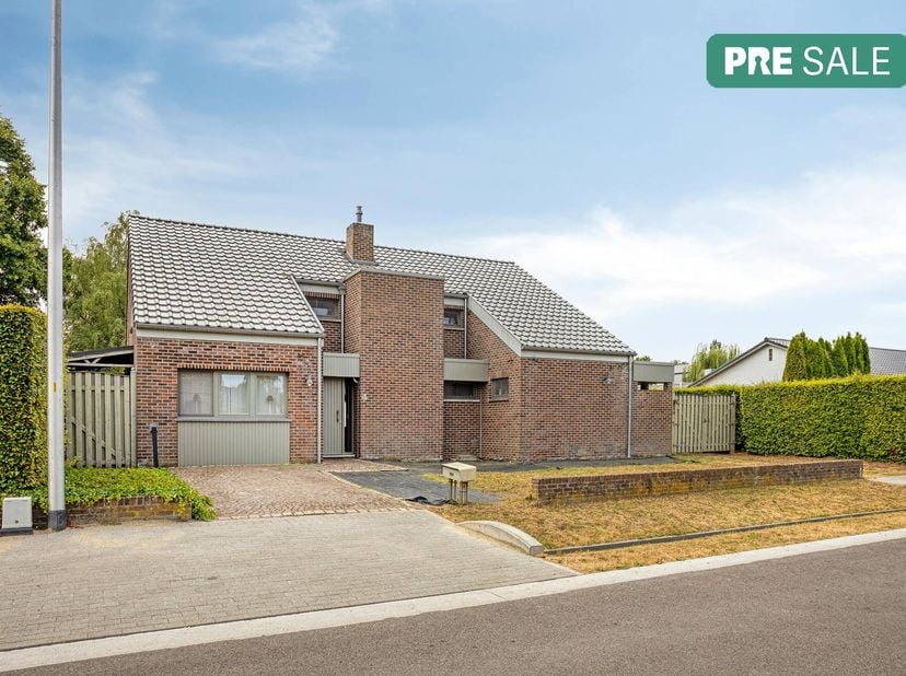 Welkom in de Sint-Jansstraat 4 te Kuringen (Hasselt), in deze rustige straat zonder doorgaand verkeer bevindt zich deze verrassend ruime woning met ee