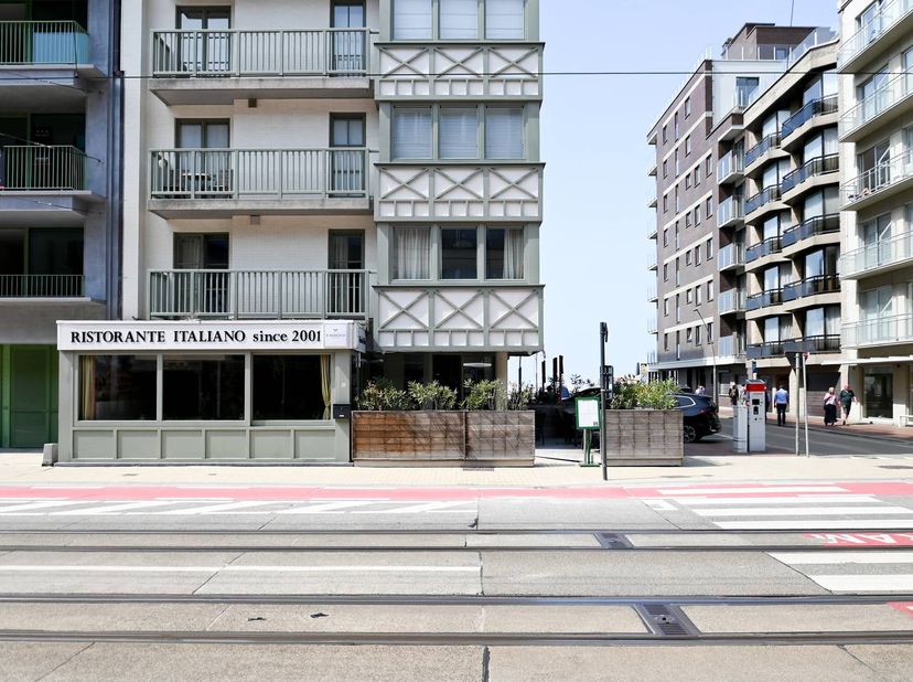 Acquisition d'un restaurant entièrement équipé dans un emplacement central à Oostduinkerke avec vue latérale sur la mer.<br />
La boutique bénéficie d