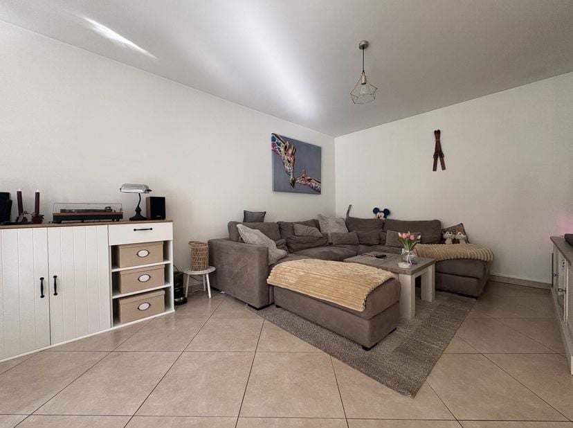 Ruim appartement met 3 slpks terras en garage<br />
<br />
Ligging: Het appartement is gelegen in het centrum van Grobbendonk, op wandelafstand van