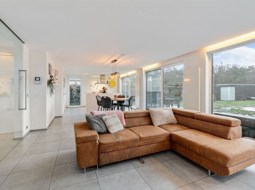 Openhuizendag op zaterdag 13 Juni van 17u00 - 18u00. <br />
Moderne en energiezuinige villa met 3 slaapkamers, ruime tuin en zwembad. <br />
Deze stij