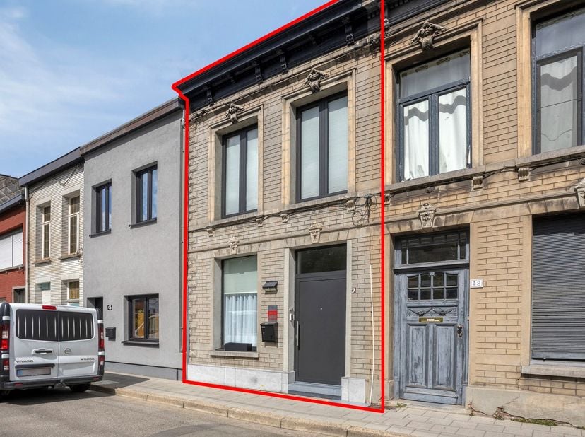 Prachtig gerenoveerde en instapklare woning met 2 slaapkamers te Lier.<br />
<br />
Gelegen op een toplocatie in Lier, met scholen, station, winkels e