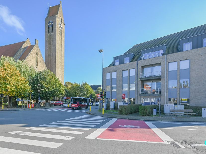 Ondernemen in het bruisende en historische stadscentrum van Tielt? Hier treffen we dit ruime kantoor dat met een beetje extra liefde, de ideale opport