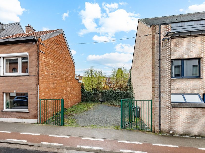 Deze bouwgrond voor gesloten bebouwing is strategisch gelegen te Aalst op een perceel van 4a01ca.<br />
<br />
Op wandelafstand van scholen, winkels