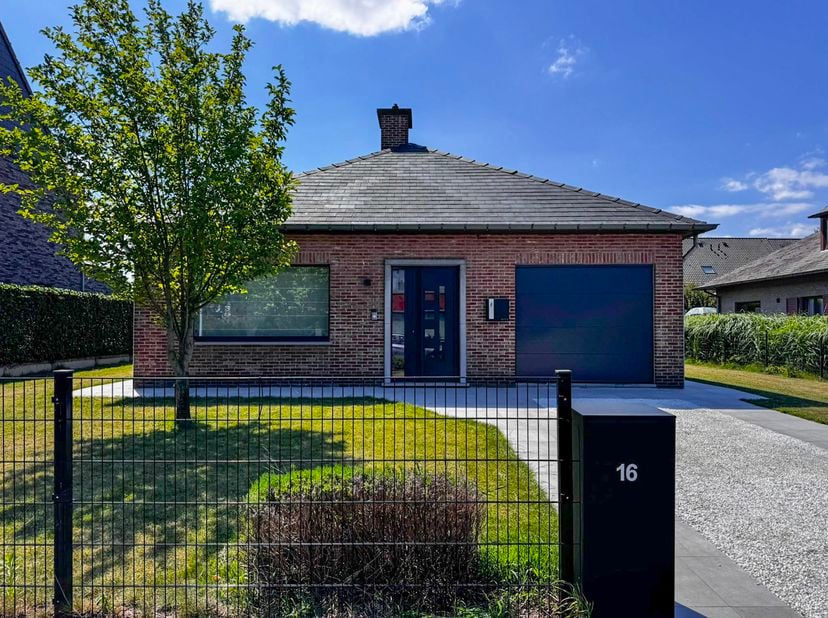 Bent u op zoek naar een instapklare, stijlvolle en kwalitatief afgewerkte woning op een toplocatie? Dan zal deze prachtige vrijstaande woning aan de A