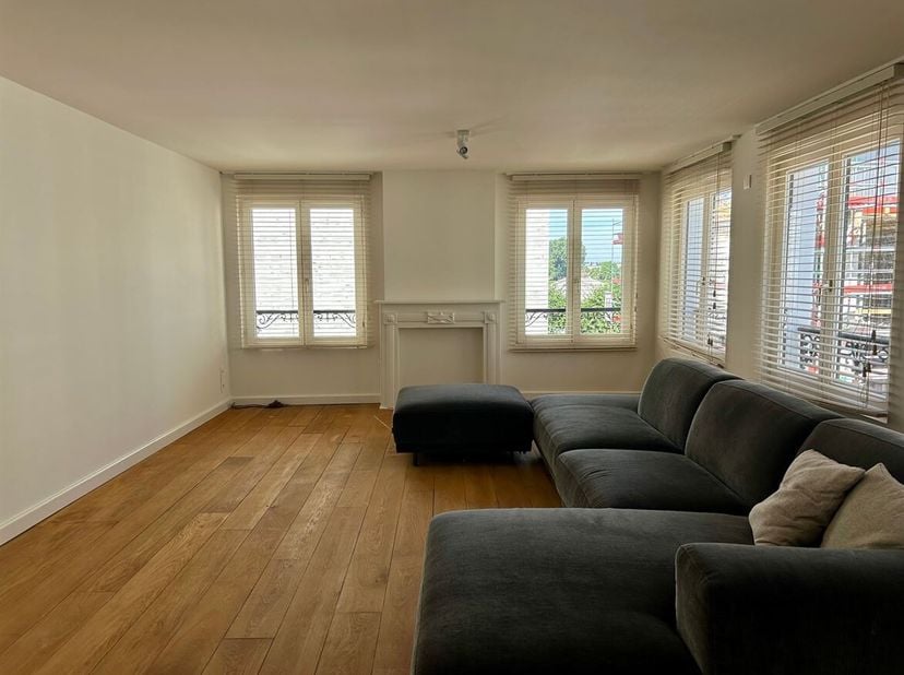 Ruim (200m²) 2 slaapkamerappartement aan de Scheldekaaien te huur!<br />
Ligging: Het appartement bevindt zich in een prachtig kleinschalig gebouw gel