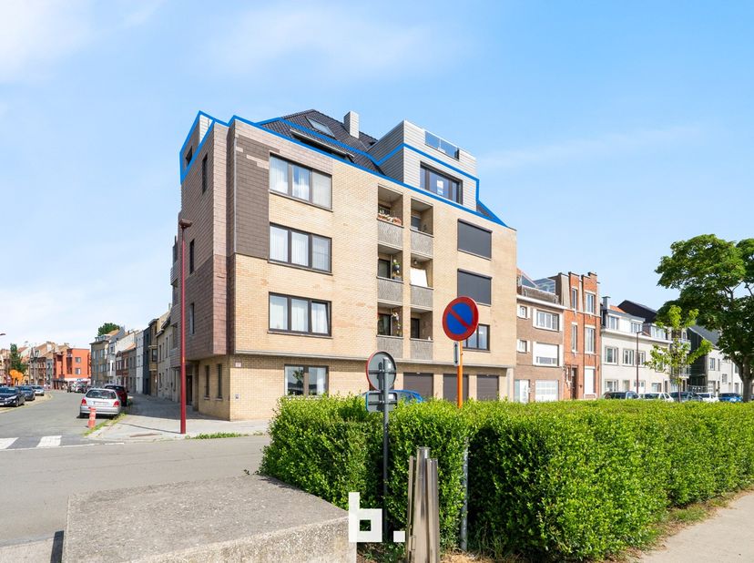 Instapklaar en ruim appartement met prachtig open zicht op de Spuikom! Gelegen op de vierde verdieping van een verzorgde residentie, geniet dit appart
