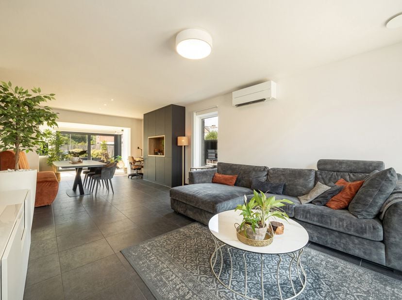 SMAAKVOLLE, ZEER ENERGIEZUINIGE GEZINSWONING MET 3 SLAAPKAMERS, ZONNEPANELEN EN KNAP AANGELEGDE TUIN OP GEZINSVRIENDELIJKE LOCATIE TE GENK (TERMIEN) !