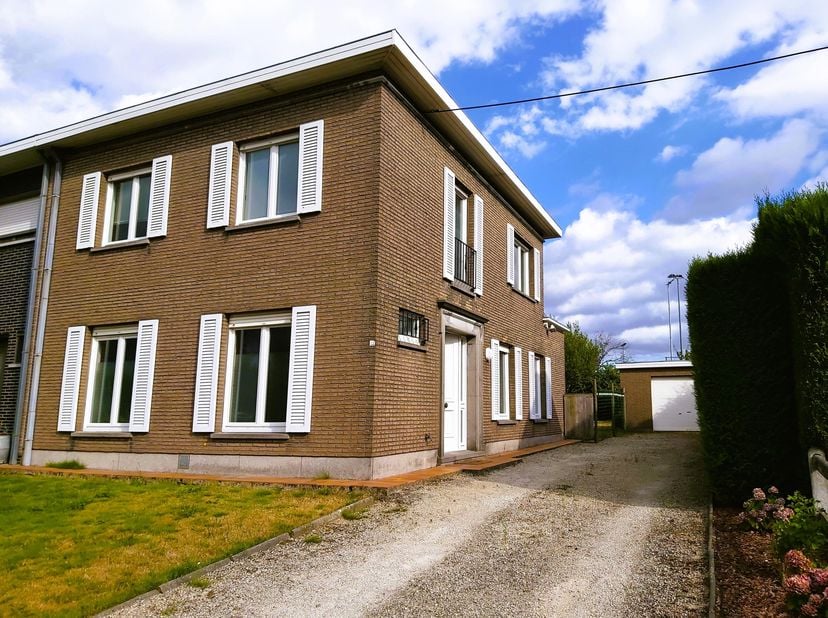 Woning met tuin op goede ligging nabij dorpskern KIJKDAG ZAT 1 AUG<br />
Uitstekend gelegen halfopen bewoning op wandelafstand van de dorpskern. U ber