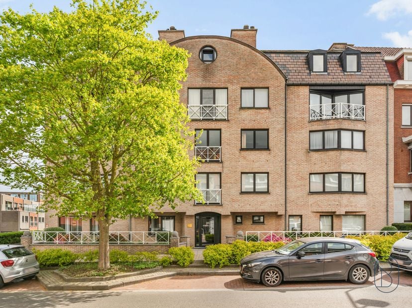 TOPgelegen en ruim appartement met 2 slaapkamers, terras en garage-optie in één van de mooiste lanen van Ronse.<br />
Dit kwalitatief en degelijk appa