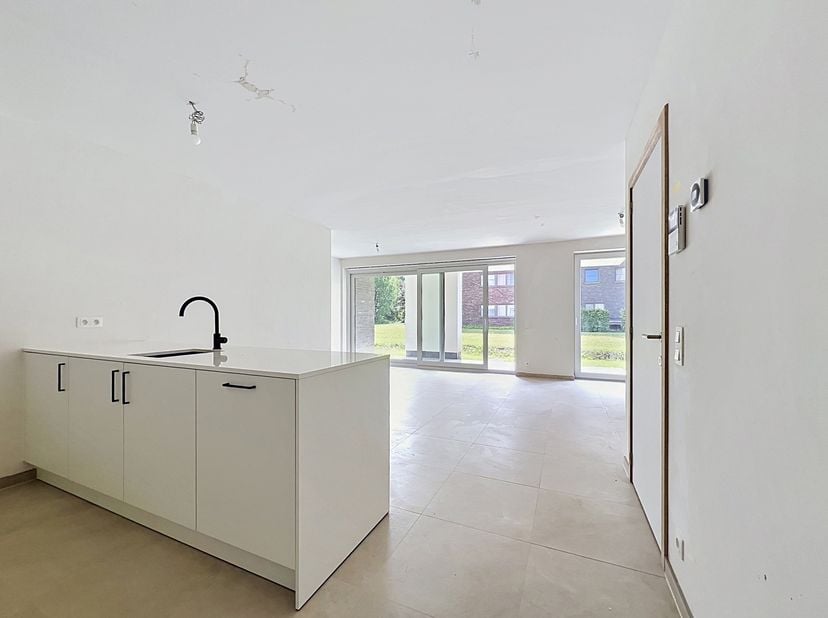 Ligging<br />
Dit nieuwbouwappartement bevindt zich in een recente en moderne residentie in Oostakker, op een rustige ligging met aangenaam zicht op h
