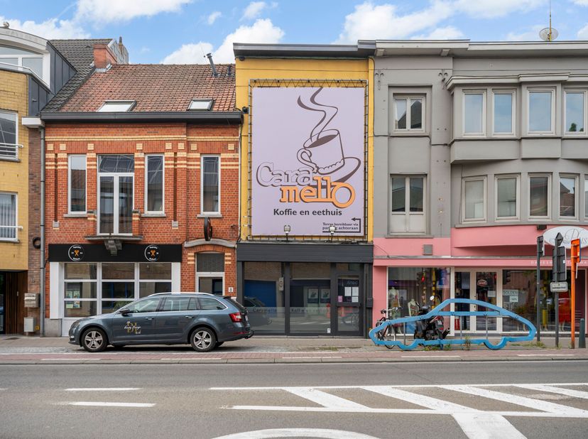 Handelspand met woonst en tal van mogelijkheden in hartje Wevelgem<br />
Bij het binnenkomen kom je terecht in de ruime handelsruimte met zitgedeelte,