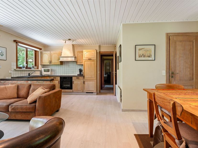 Gelegen in een rustige en groene omgeving aan de Schrijbergstraat in Waasmunster, biedt deze verzorgde laagbouwwoning het perfecte evenwicht tussen co
