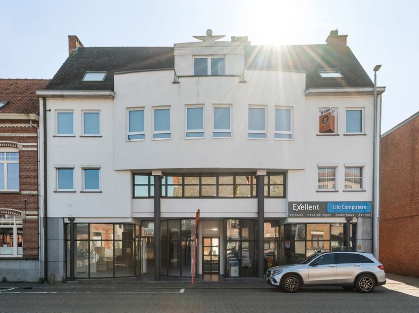 Instapklaar, volledig gerenoveerd appartement met twee slaapkamers en terras op wandelafstand van het centrum. <br />
Indeling en omschrijving:<br />