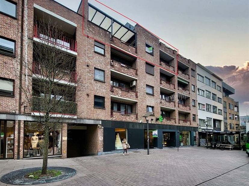 Exclusief gerenoveerd appartement van 195 m² in het centrum van Genk met terras<br />
Winterslagstraat 36 3600 Genk<br />
Dit uitzonderlijk ruim en ho