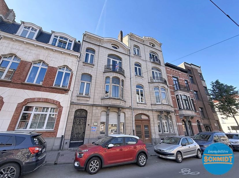 IMMOSCHMIDT (Ref. 29564) - ETTERBEEK (La Chasse) - Eengezinswoning van 210m² ideaal gelegen en volledig gerenoveerd in 2020. Het bestaat uit 6 slaapka