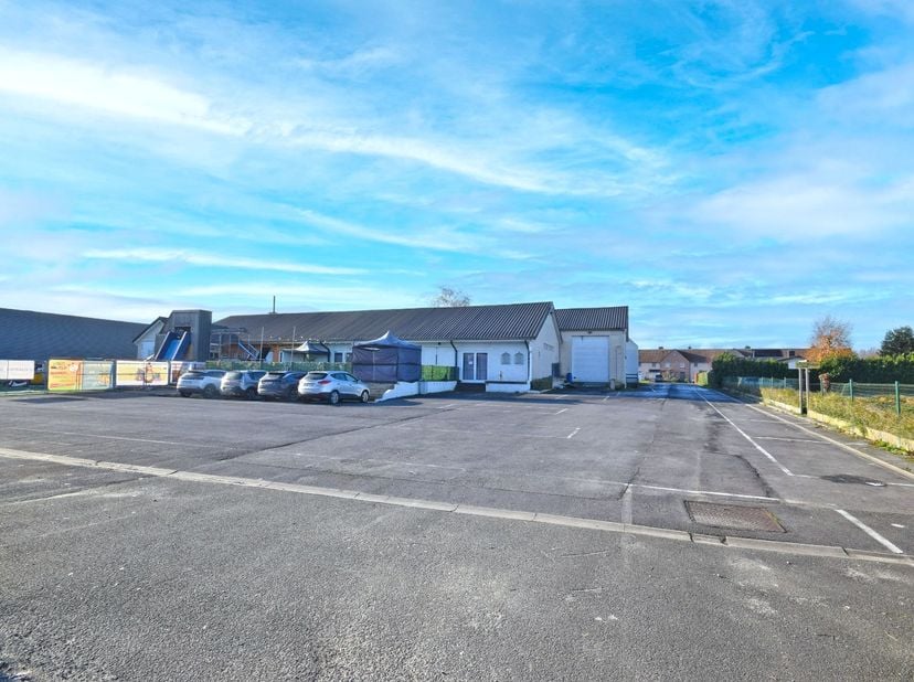 Deze vastgoedopportuniteit in het Mammoet Center te Roeselare betreft een geheel van loodsen, momenteel verhuurd, gecombineerd met een aansluitend per