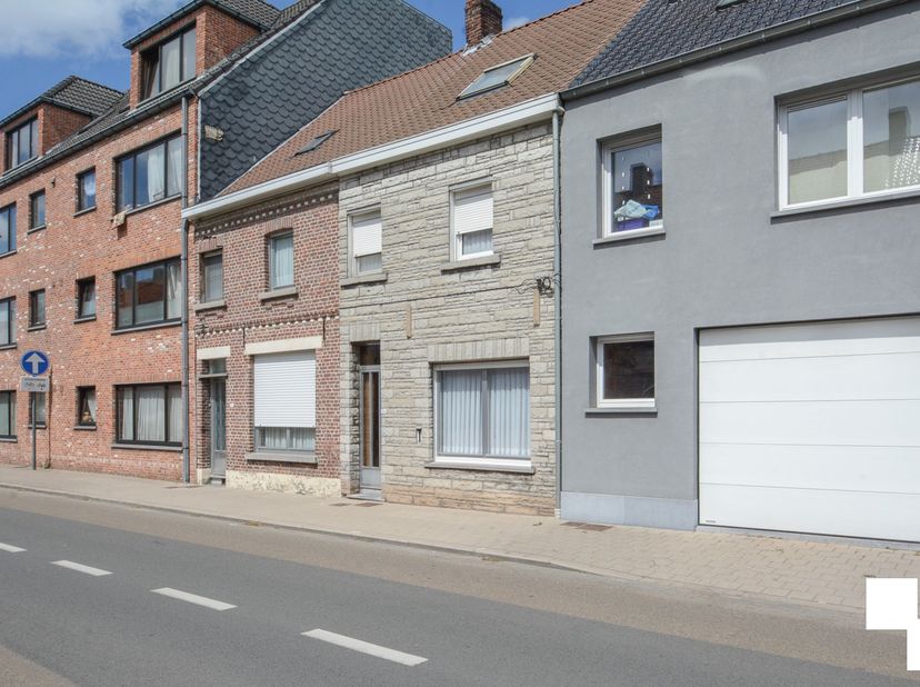 Deze ideale starterswoning of investeringseigendom is gelegen op wandelafstand van diverse handelszaken, waaronder Colruyt en Izegem Shopping. Met een