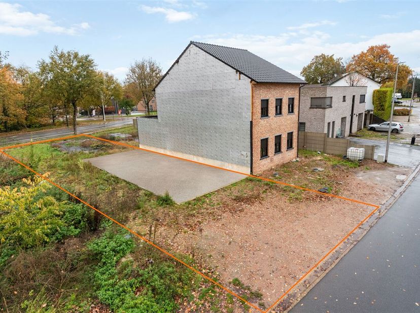 Bouwgrond van 3a71ca voor HOB op een rustige locatie in de nabijheid van het centrum van Beverlo.<br />
Belangrijkste troeven: <br />
- Centrale liggi