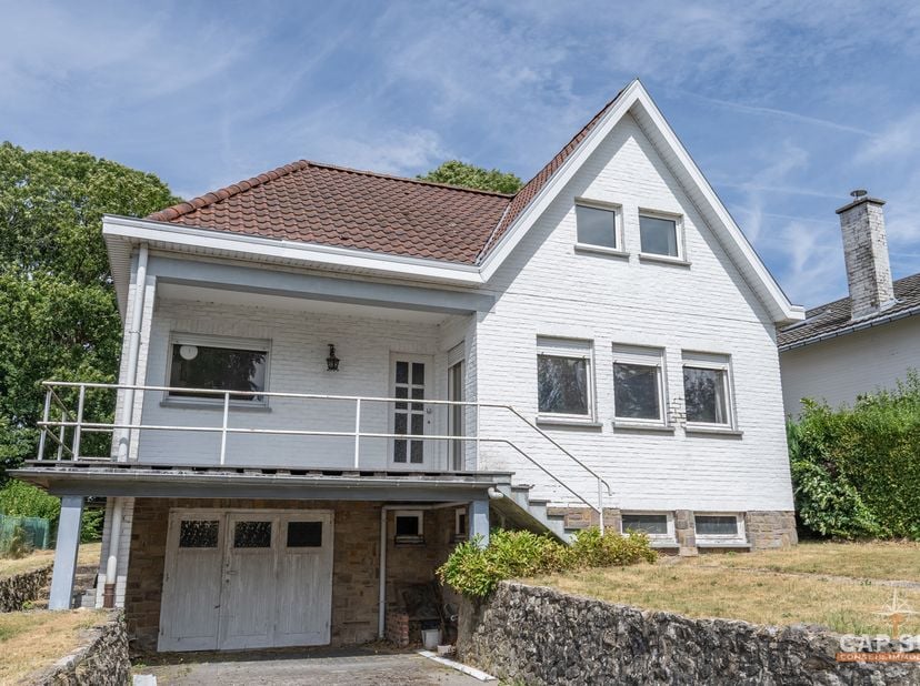 Cap Sud a le plaisir de vous présenter, à Lillois, cette villa à rénover de ±160 m² bruts, implantée sur un terrain de 7 ares 90 centiares, dans un qu