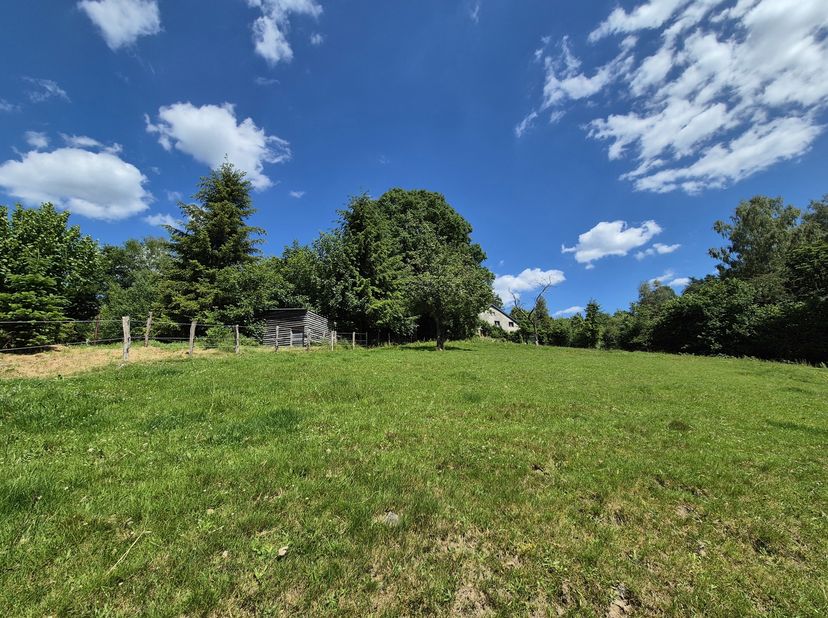 TERRAIN de ± 2.829 m² :<br />
 Orientation : Est<br />
 Largeur façade : ± 31 m à rue<br />
 Profondeur moyenne: ± 80 m<br />
 Electricité : à rue<br