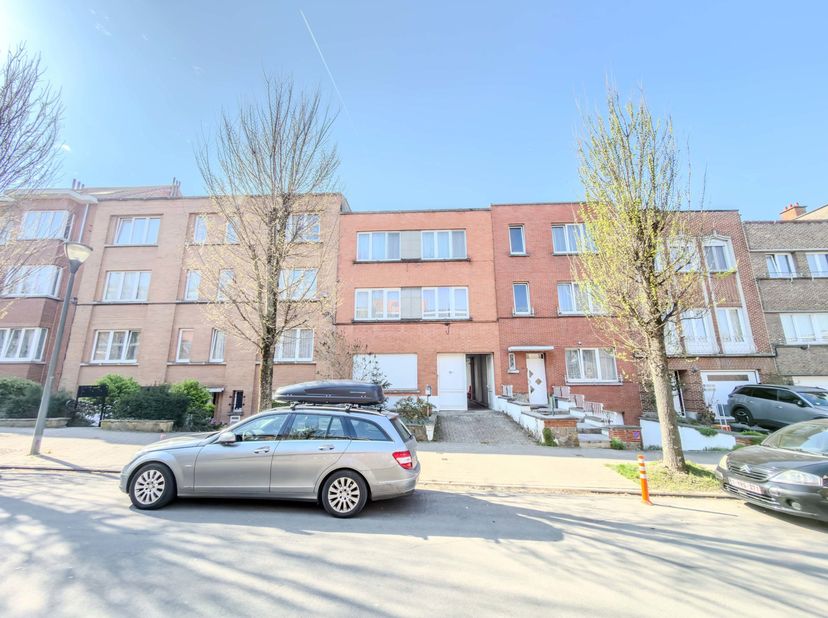 Op een steenworp afstand van Westland Shopping biedt Trianon Invest u dit mooie appartement aan met 3 slaapkamers en een achterterras zonder inkijk. H