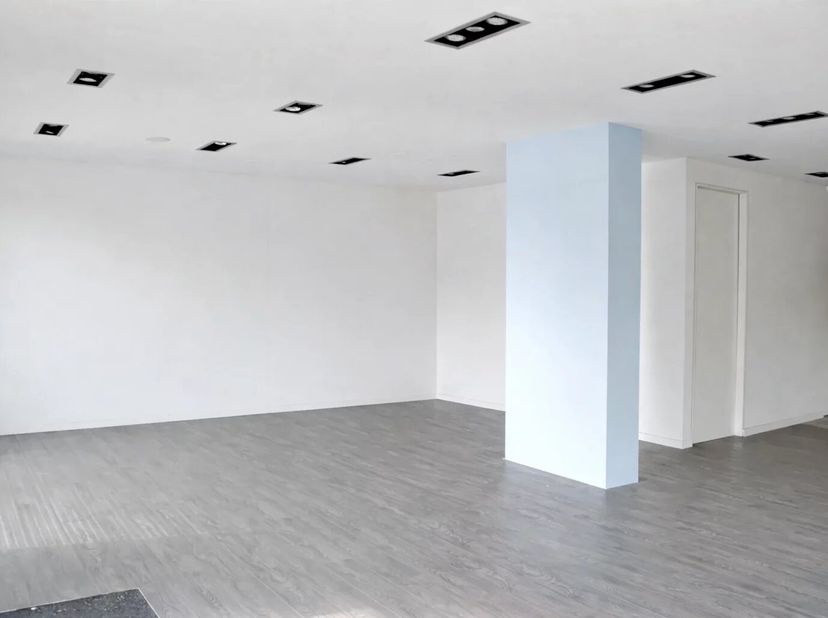 COMMERCIEEL GELIJKVLOERS MET VEEL LICHTINTVAL VAN 130M² IN STEVOORT<br />
Op zoek naar de ideale kantoorruimte of een nieuwe locatie voor uw zaak? Ont