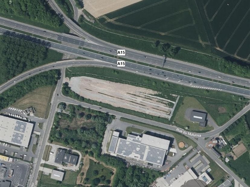 Gelegen in het hart van de strategische industriezone Gosselies, in de onmiddellijke nabijheid van Brussels South Charleroi Airport, biedt dit perceel