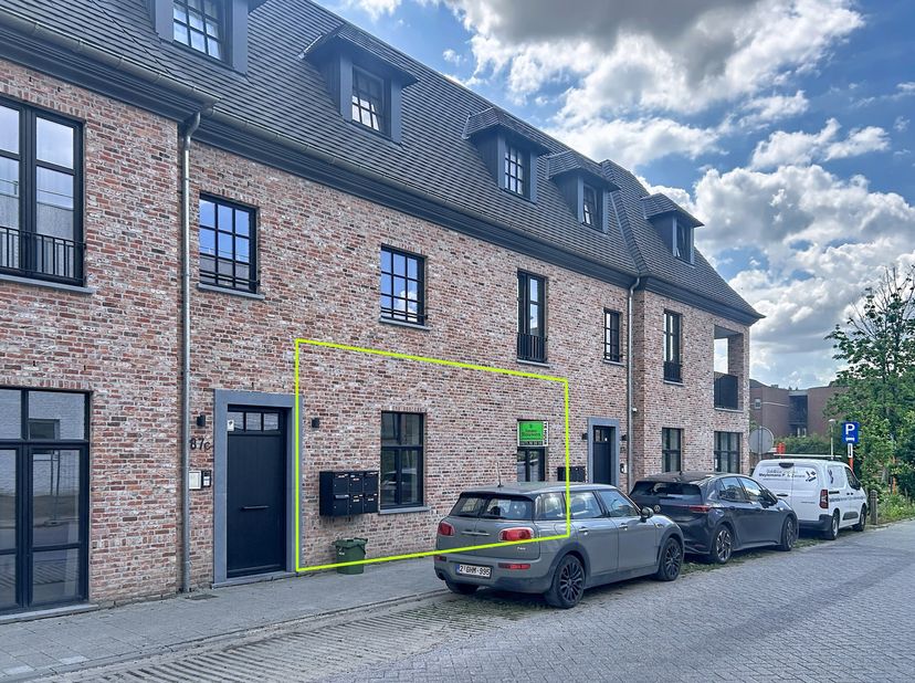 Zeer mooi en uiterst energiezuinig (E-peil 10) 2-slaapkamer appartement op de gelijkvloerse verdieping van dit prachtig en rustig gelegen complex. Het