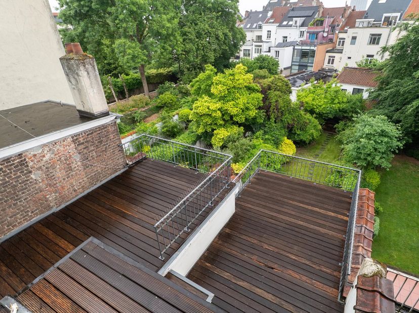 Victoire-Junot vous propose, Place Brugmann, cette magnifique maison de Maître en parfait état offrant des prestations de grande qualité. Cette propri