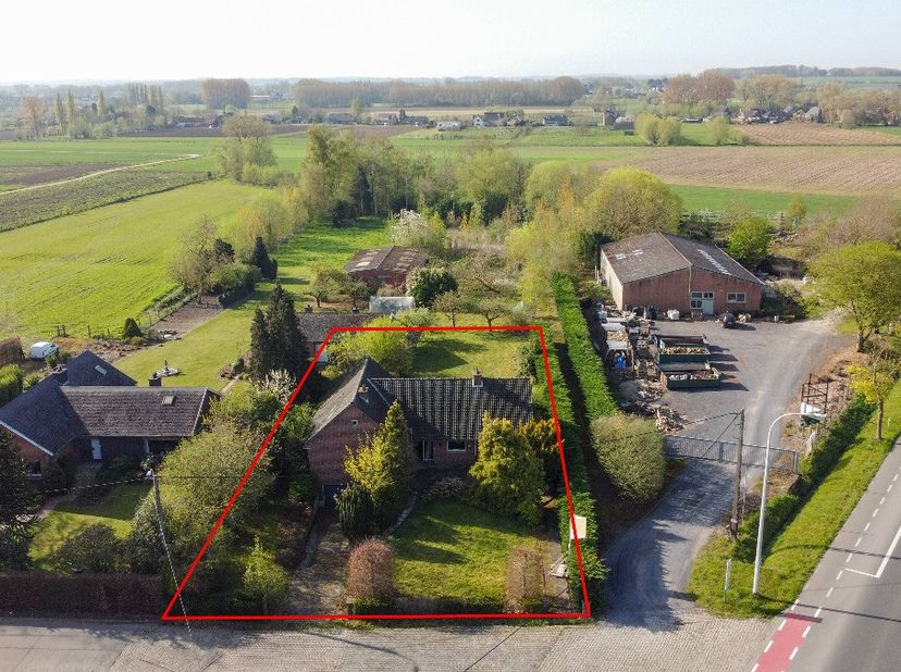 In het landelijke Kruisem, omringd door uitgestrekte velden en rustige vergezichten, bevindt zich deze te renoveren open bebouwing op een perceel van