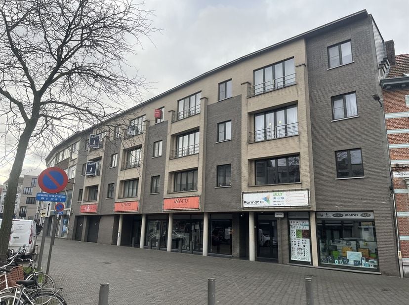 Dit handelspand is een polyvalente ruimte geschikt voor alle doeleinden: kantoren, winkel, supermarkt en meer!   Gelegen in een zijstraat van de Breda
