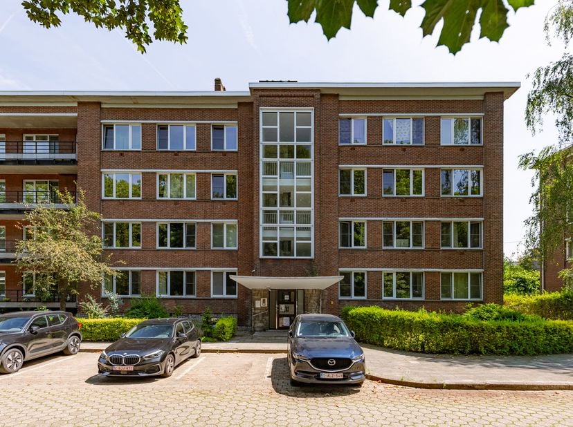 Bent u op zoek naar een instapklaar appartement op een vlot bereikbare locatie? Dan is dit volledig gerenoveerde appartement een uitstekende opportuni